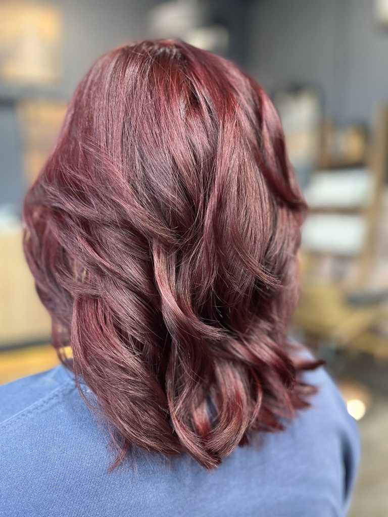 Fryzury sylwestrowe 2024/2025 – inspiracje z Rozczochranego Harry’ego na warszawskiej Woli